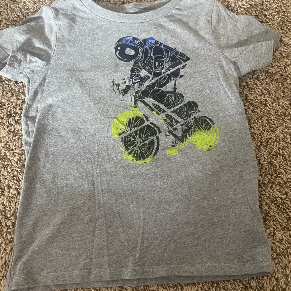 Epic Threads Gray T-Shirt with Astronaut and Neon Accents